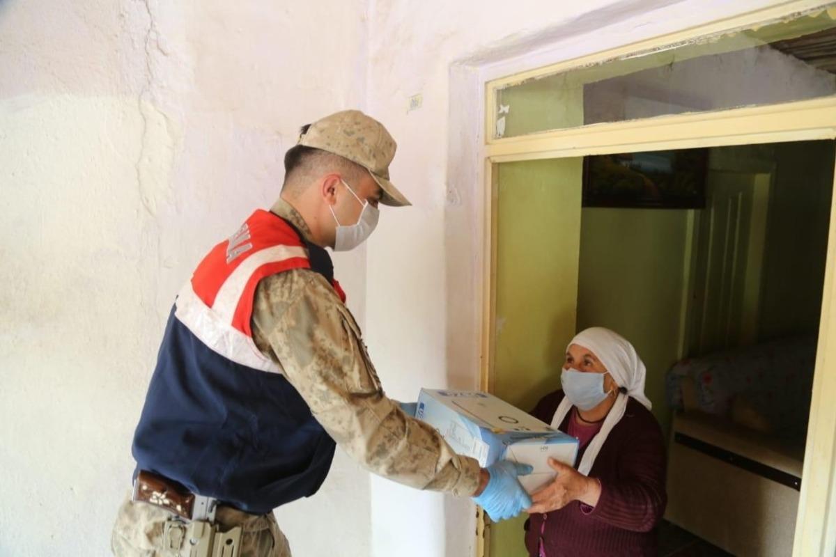 Vefa ekibi,&Ccedil;i&ccedil;ek teyzenin şofben ihtiyacını karşıladı