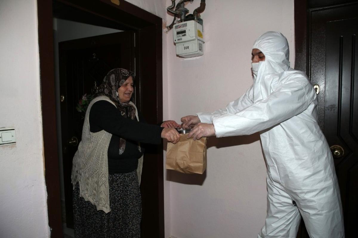 G&ouml;lbaşı Belediyesi, ihtiya&ccedil; sahiplerine iftar men&uuml;lerini ulaştırdı