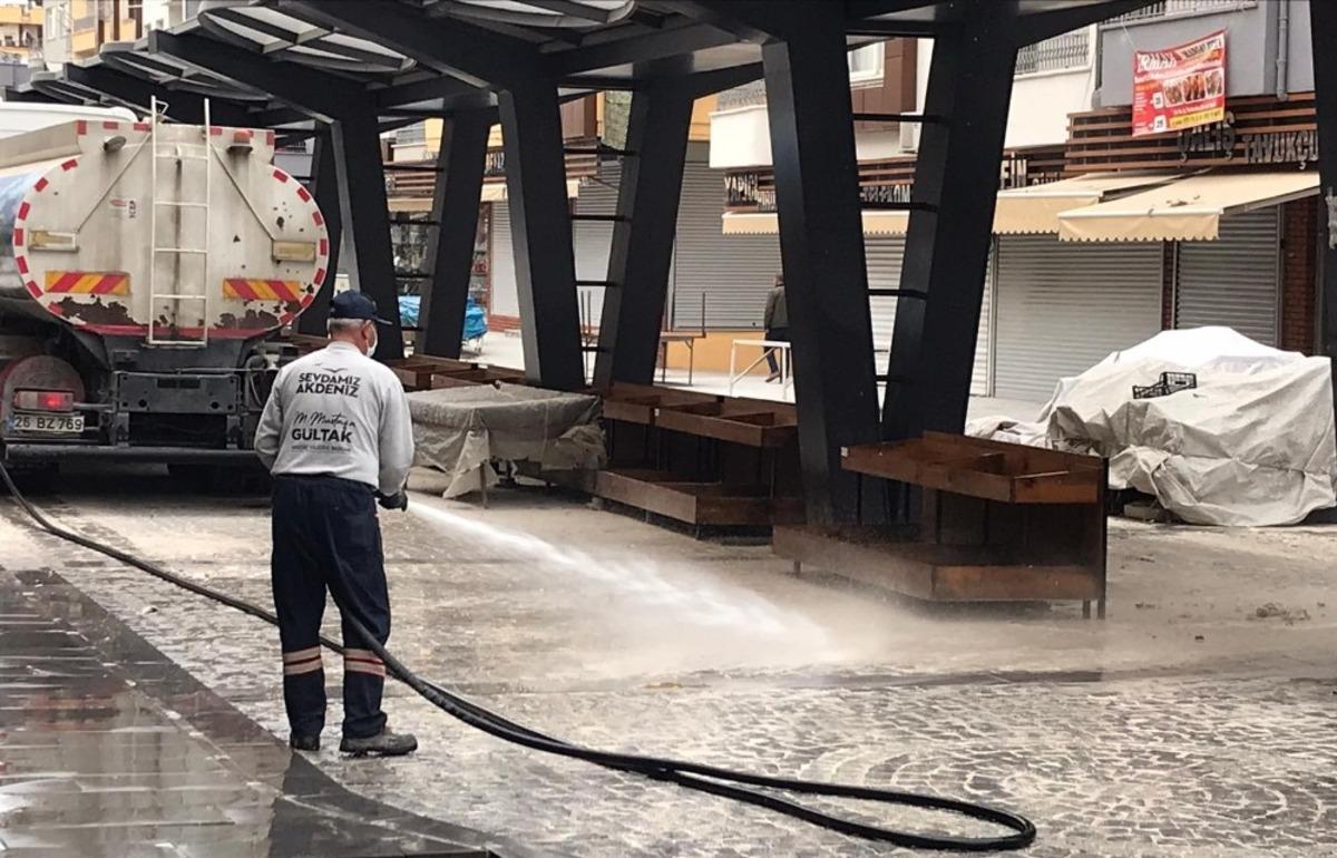 Akdeniz sokaklarında dezenfekte &ccedil;alışmaları s&uuml;r&uuml;yor