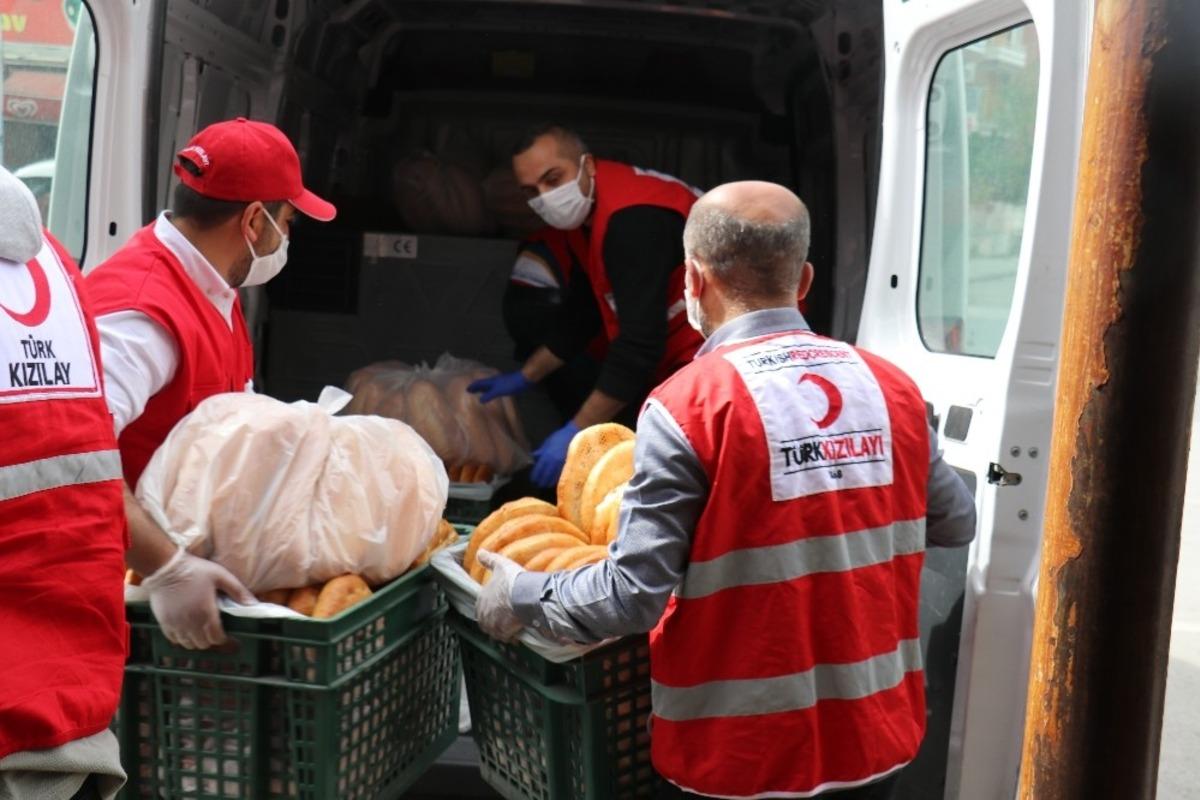 Sokağa &ccedil;ıkmayan vatandaşa &uuml;cretsiz ekmek dağıtımı