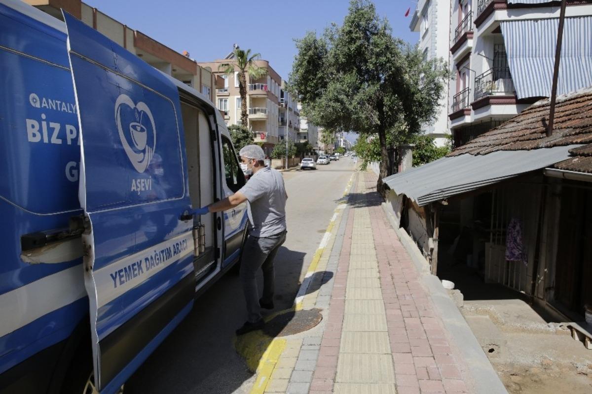 B&uuml;y&uuml;kşehir her g&uuml;n binlerce sofraya sıcak yemek ulaştırıyor