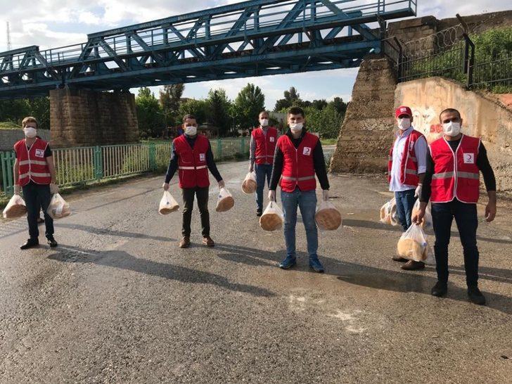 Kızılay’dan iftarda su ve ekmek ikramı G2