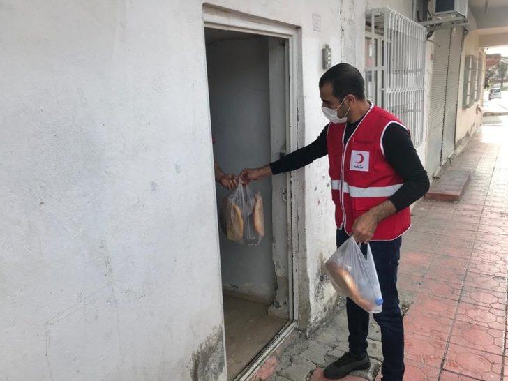 Kızılay’dan iftarda su ve ekmek ikramı G3