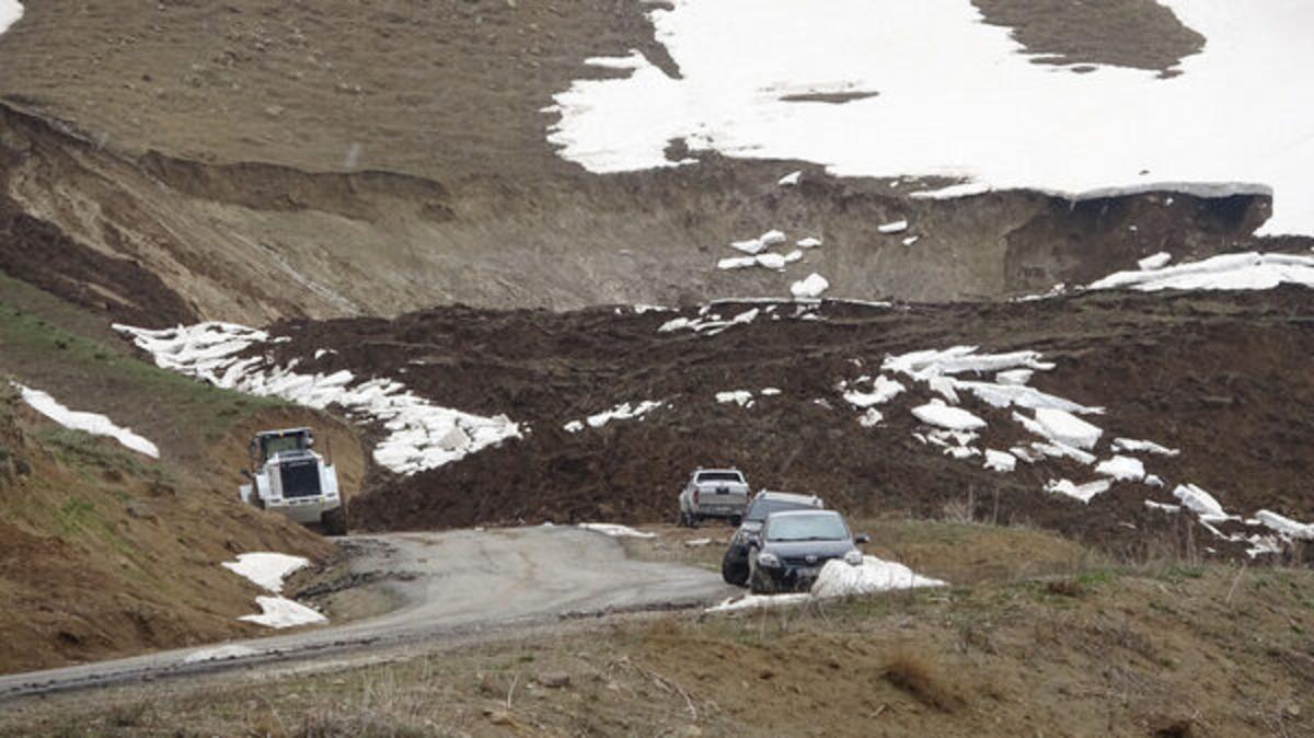 Hakkari Y&uuml;ksekova'da heyelan! 11 k&ouml;y ve mezranın yolu kapandı