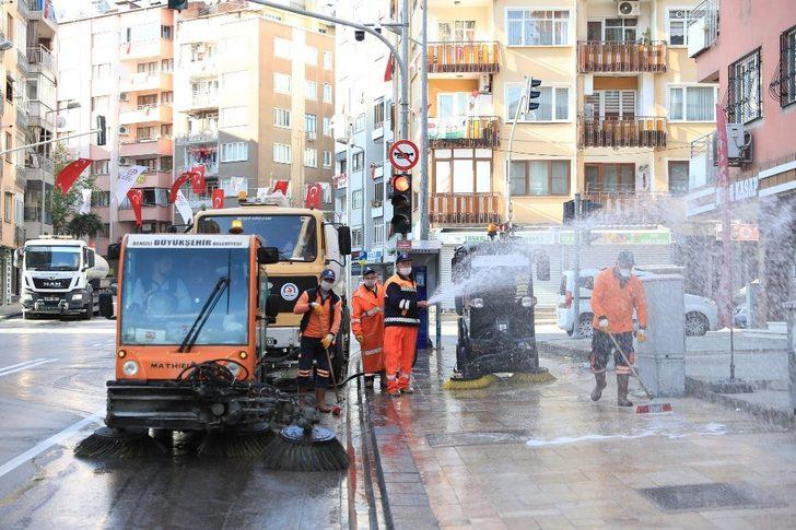 Denizli’de tüm cadde ve sokaklar dezenfekte edilmeye devam ediyor G2