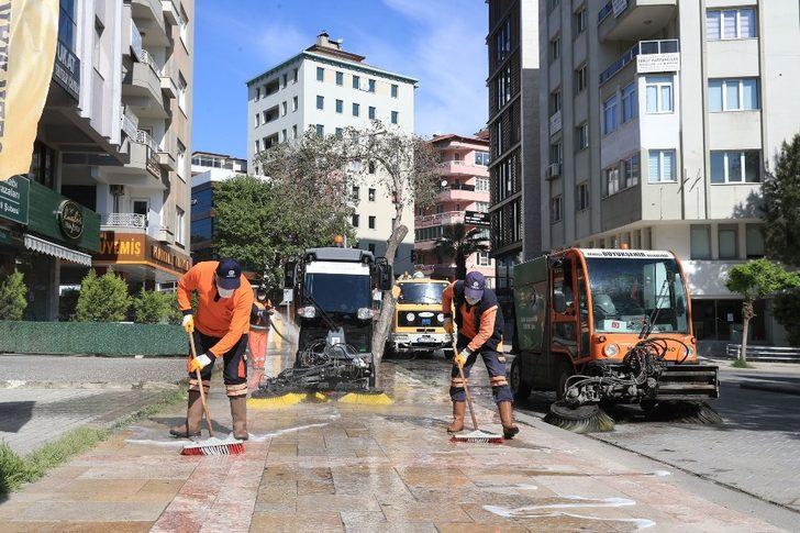 Denizli’de tüm cadde ve sokaklar dezenfekte edilmeye devam ediyor G5