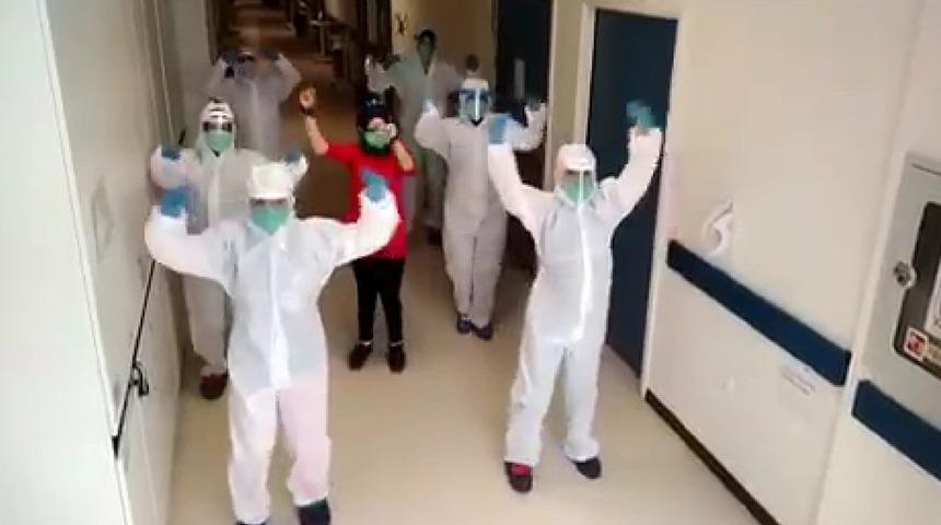 Koronayı yendi ‘Erik Dalı’ eşliğinde taburcu oldu