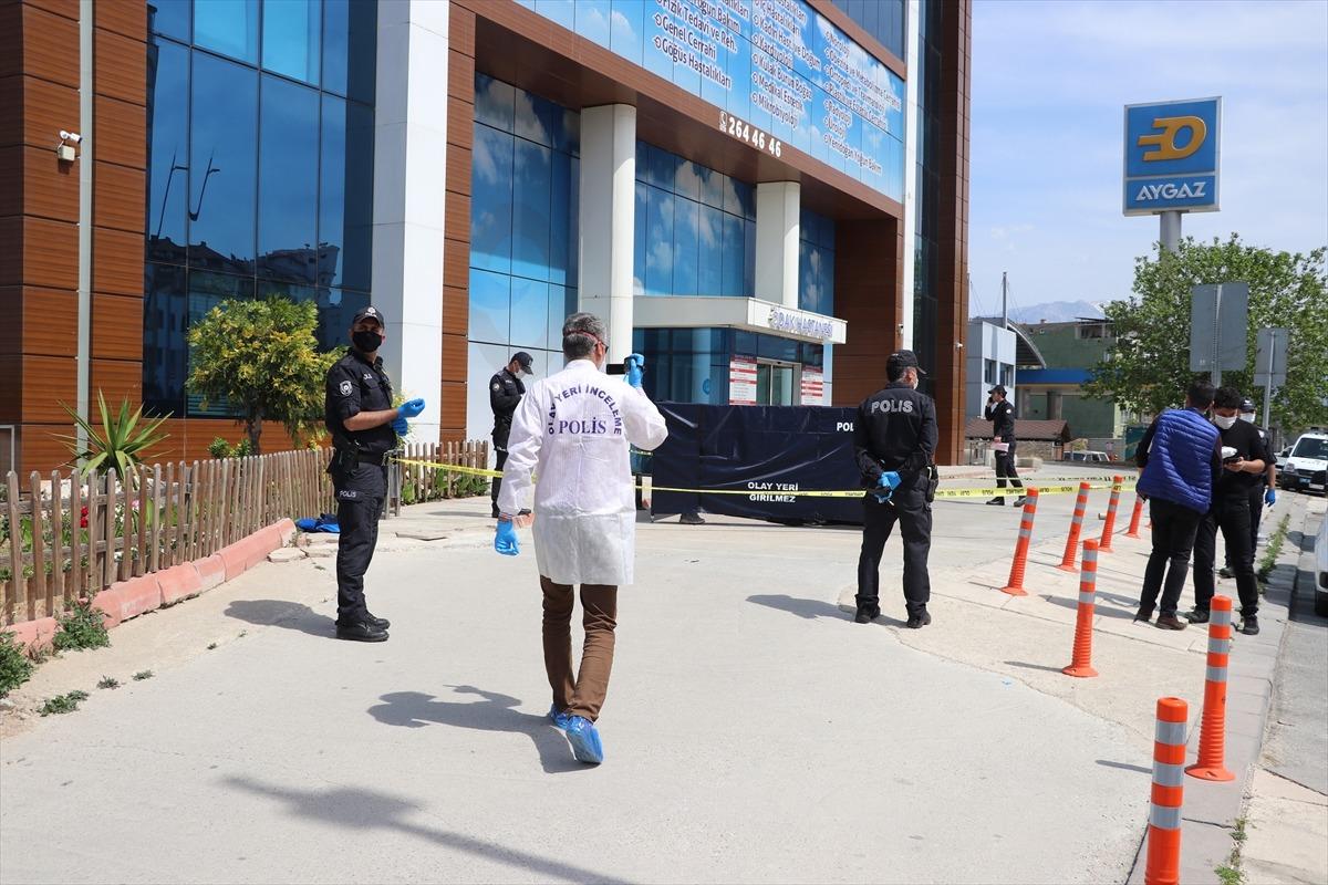 Denizli'de y&uuml;ksekten d&uuml;şt&uuml;ğ&uuml; ileri s&uuml;r&uuml;len hastane personeli &ouml;ld&uuml;