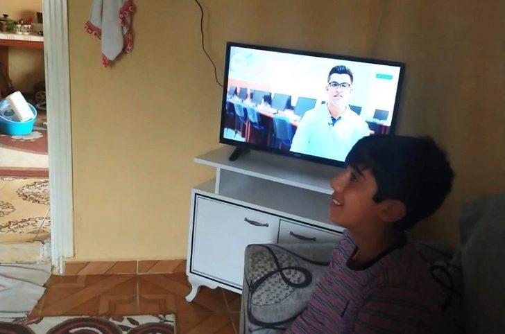 Televizyonları olmadığı için EBA’yı takip edemeyen 5 öğrenciyi sevindirdiler G1