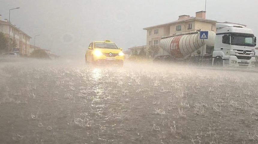 Edirne'de 10 dakikalık yağmur hayatı fel&ccedil; etti