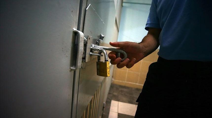 Tahliye oldu, koronavir&uuml;s testi pozitif &ccedil;ıktı! Mahalle karantinada