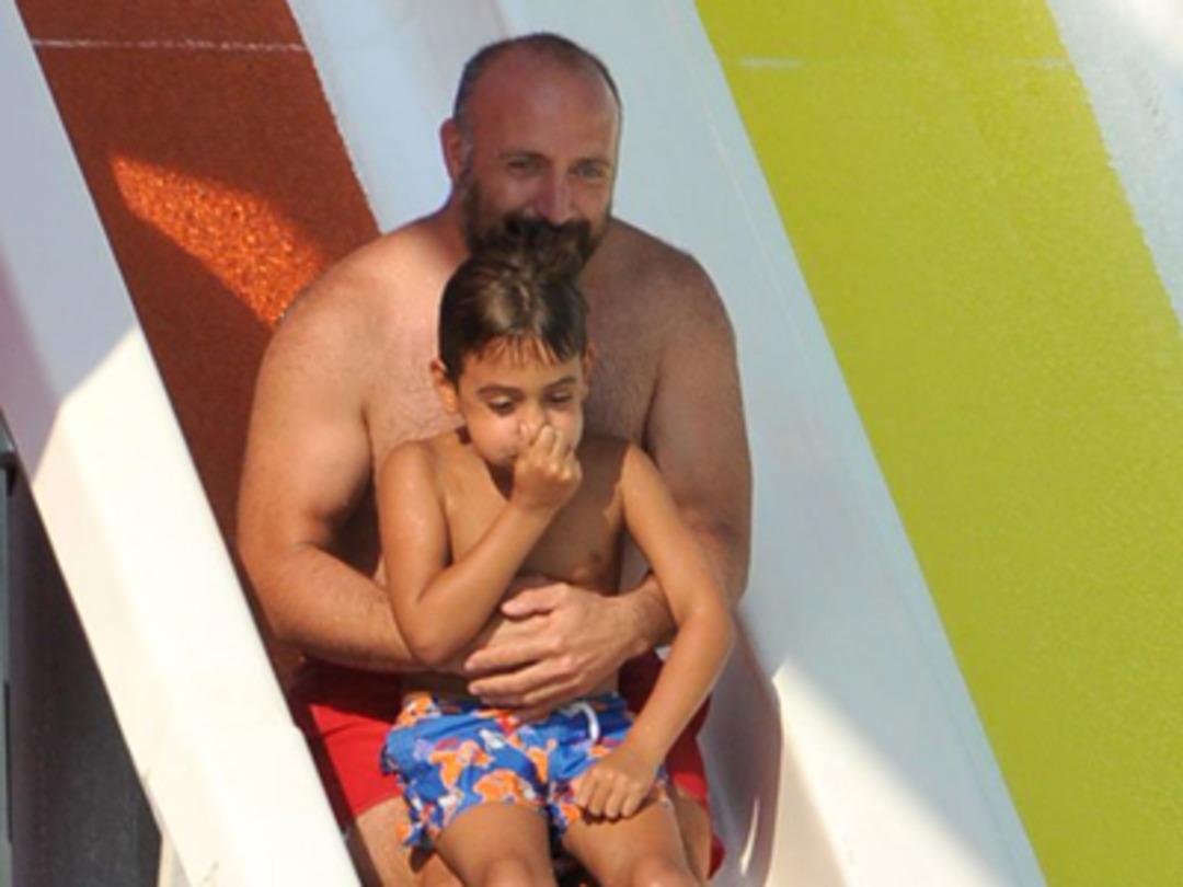 Halit Ergen&ccedil; oğlu ile su parkına gitti