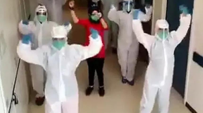 Malatya'da sağlık &ccedil;alışanları "Erik Dalı" oynayarak moral buldu