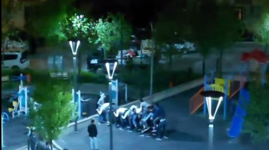 Sokağa &ccedil;ıkma yasağına uymadılar parkta oyun oynadılar