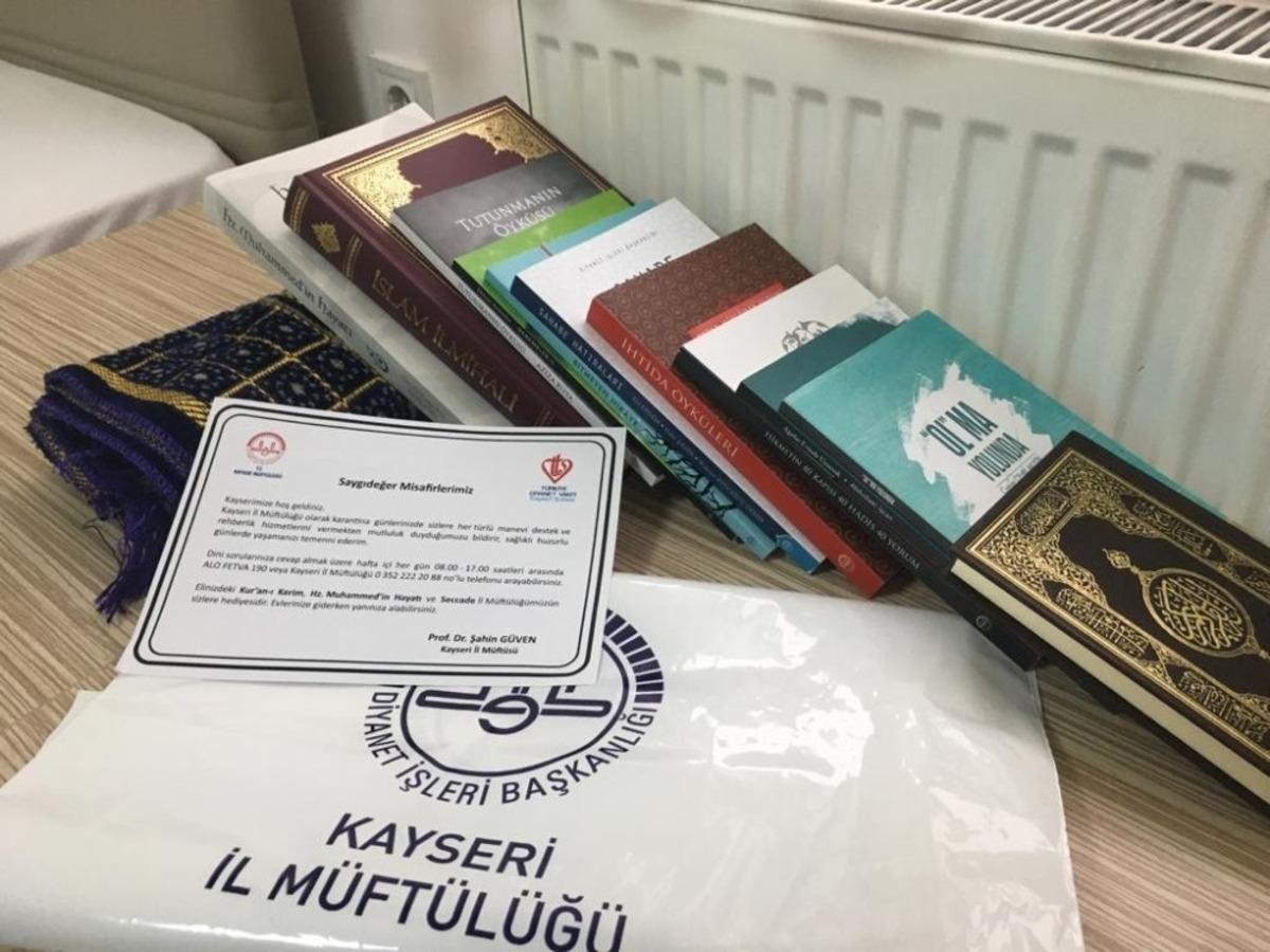 İl M&uuml;ft&uuml;l&uuml;ğ&uuml; karantinada kalanlara Kur&rsquo;an-ı Kerim ve seccade ve kitaplar hediye etti