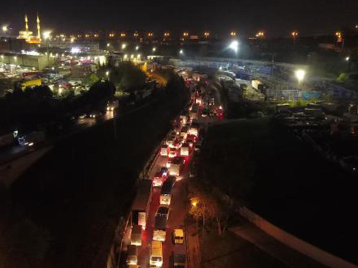 Yasak kalktı! Bayrampaşa sebze ve meyve halinde uzun ara&ccedil; kuyruğu oluştu