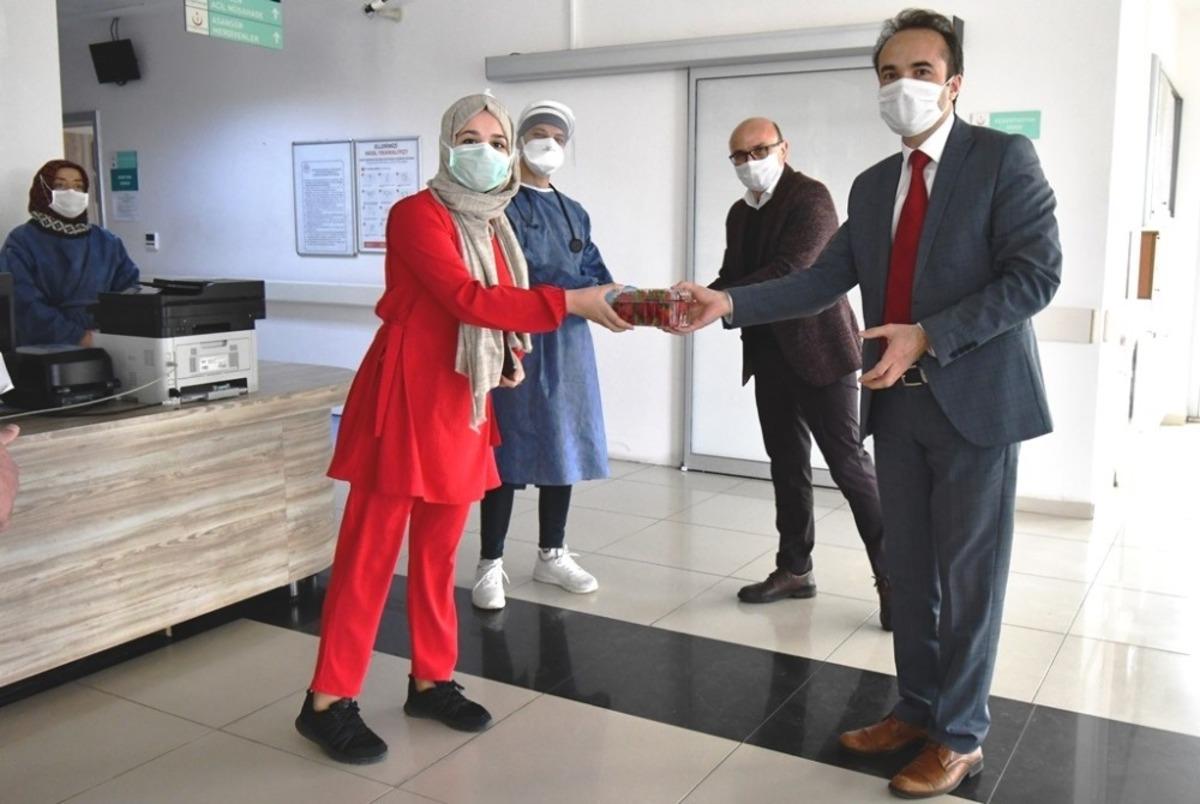 İlk mahsul &ccedil;ilekler sağlık &ccedil;alışanlarına