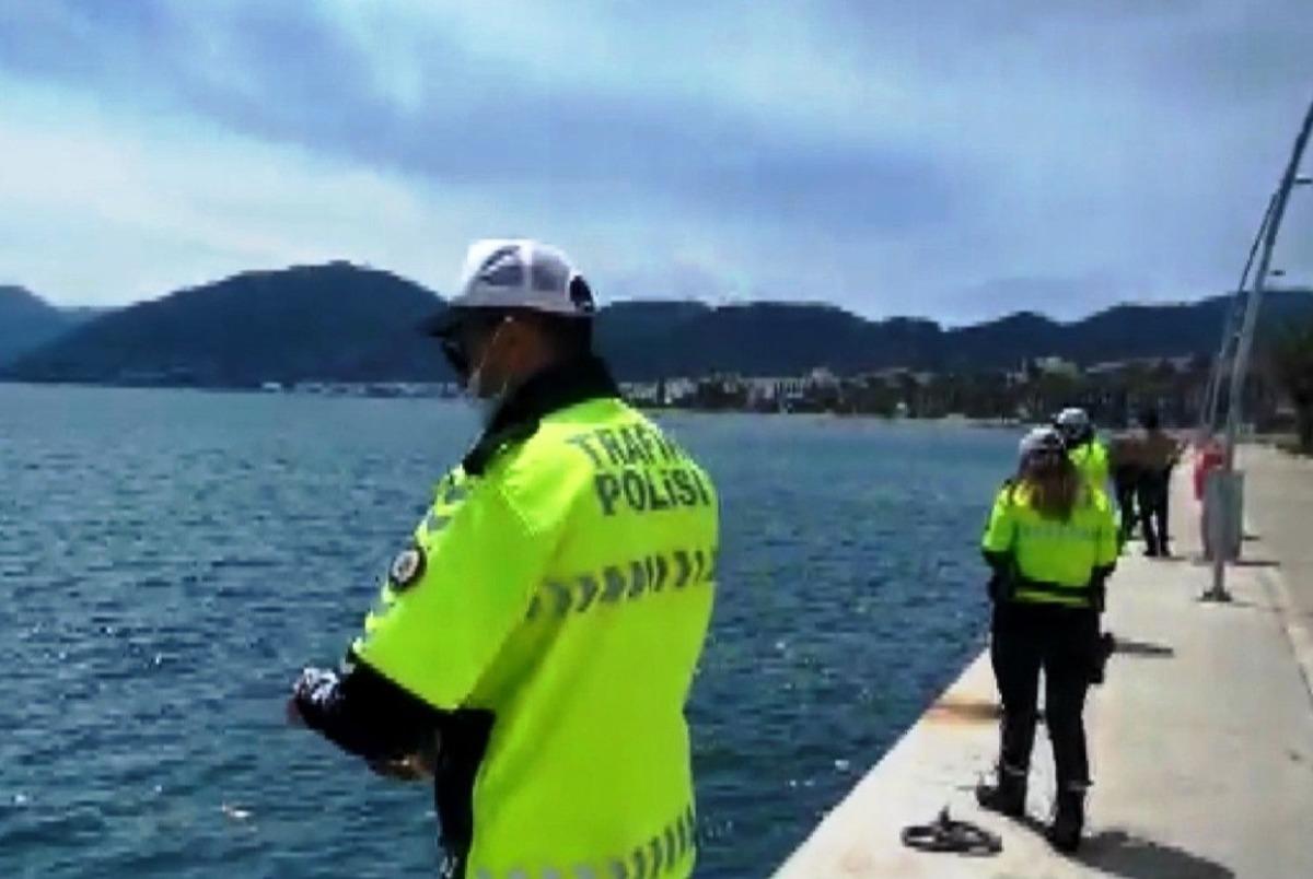 Marmaris polisi denizdeki balıkları besledi