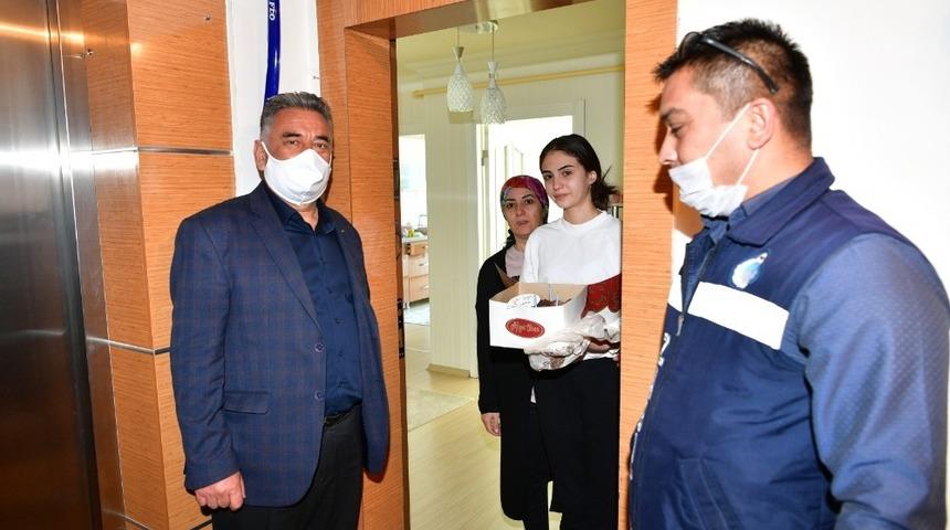 Mamak Belediyesinden evden &ccedil;ıkamayan kıza doğum g&uuml;n&uuml; s&uuml;rprizi