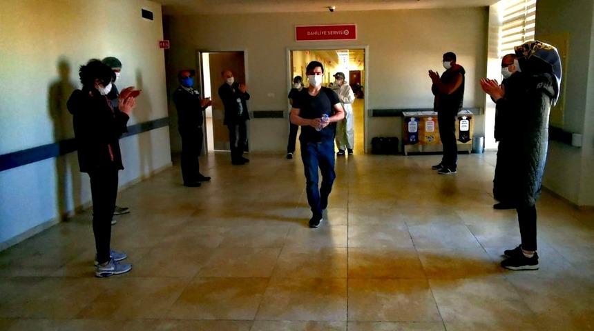 Erzincan'da 23 yaşındaki genç koronavirüsü 6 günde yendi