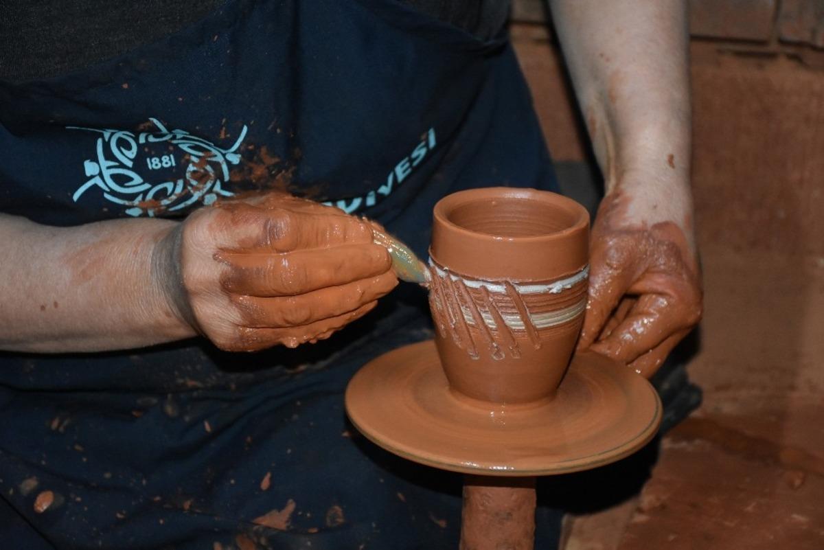 Dedesinin mesleğini yaşatmak i&ccedil;in 50 yaşında &ccedil;&ouml;mlek ustası oldu