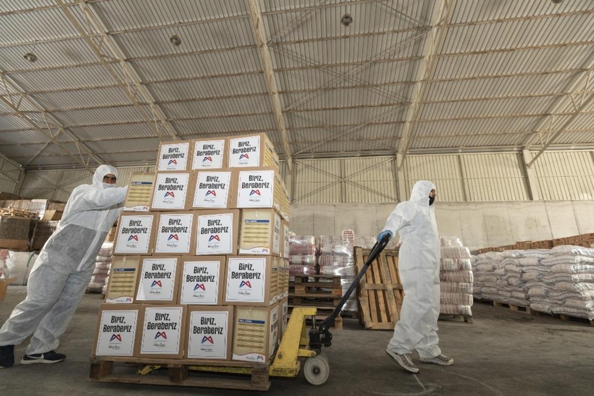 Mersin B&uuml;y&uuml;kşehir Belediyesinden Roman vatandaşlara gıda paketi