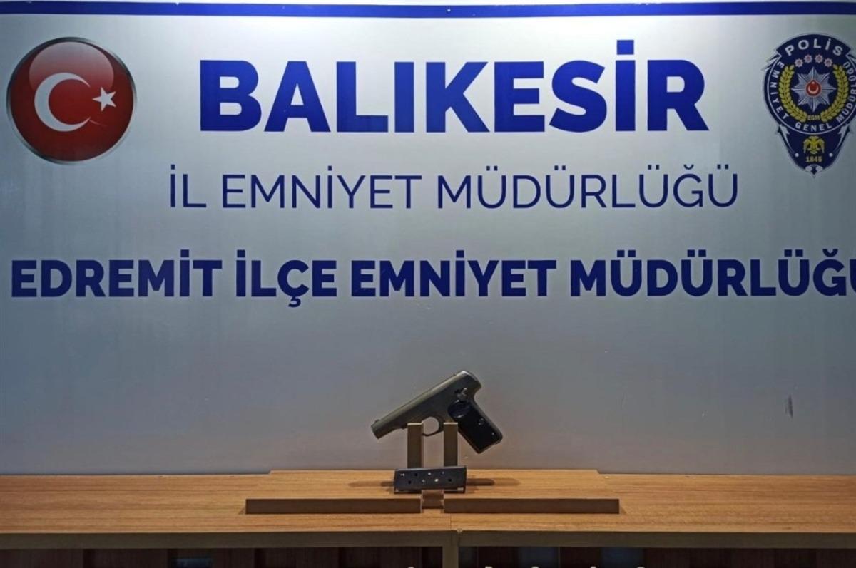 Balıkesir&rsquo;de polisi 7 silah ele ge&ccedil;irdi