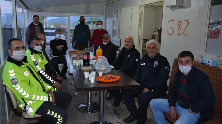 Vatandaştan g&ouml;revli polis memurlarına itfar ikramı