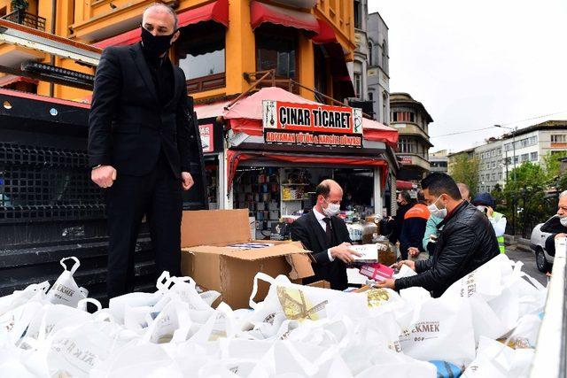 Ankara Büyükşehir Belediyesi, Ulus halinde maske, eldiven ve dezenfektan dağıttı