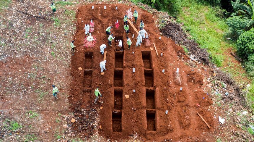 Bir &uuml;lke daha koronavir&uuml;se diz &ccedil;&ouml;kt&uuml;