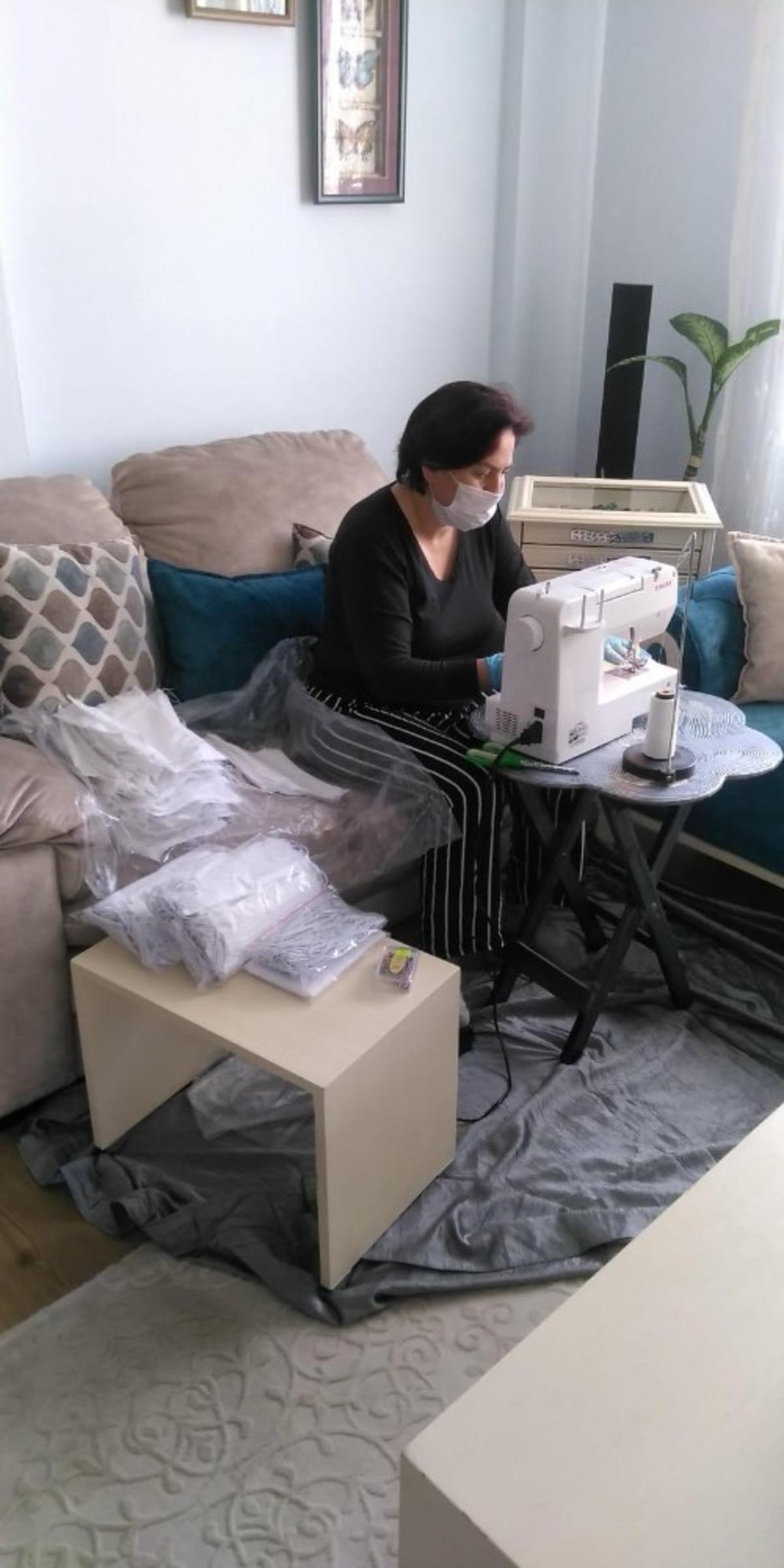 Burhaniye&rsquo;de g&ouml;n&uuml;ll&uuml;ler g&uuml;nde bin adet maske &uuml;retiyor