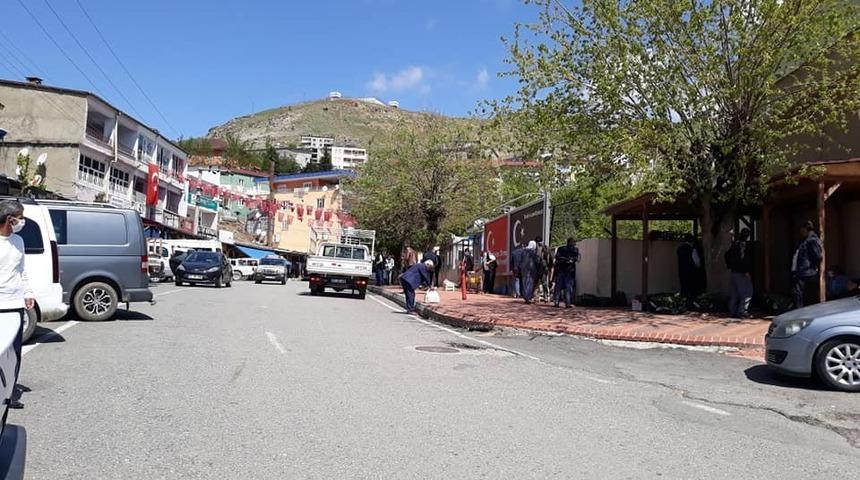 Kısıtlama kalktı, vatandaşlar sosyal mesafe kuralına uyarak dışarı &ccedil;ıktı