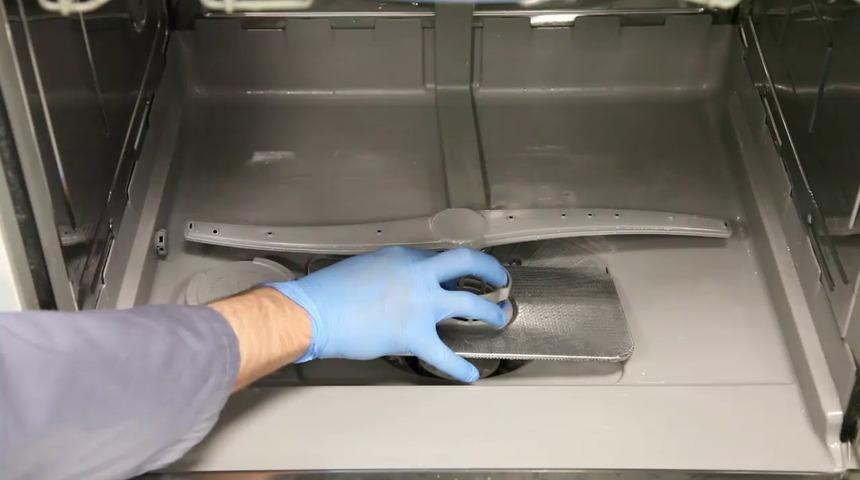 Bulaşık makinesi meğer b&ouml;yle temizleniyormuş! T&uuml;m kokular gidecek...