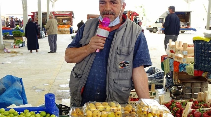 Pazarcı esnafı karaoke mikrofonu ile satış yapıyor