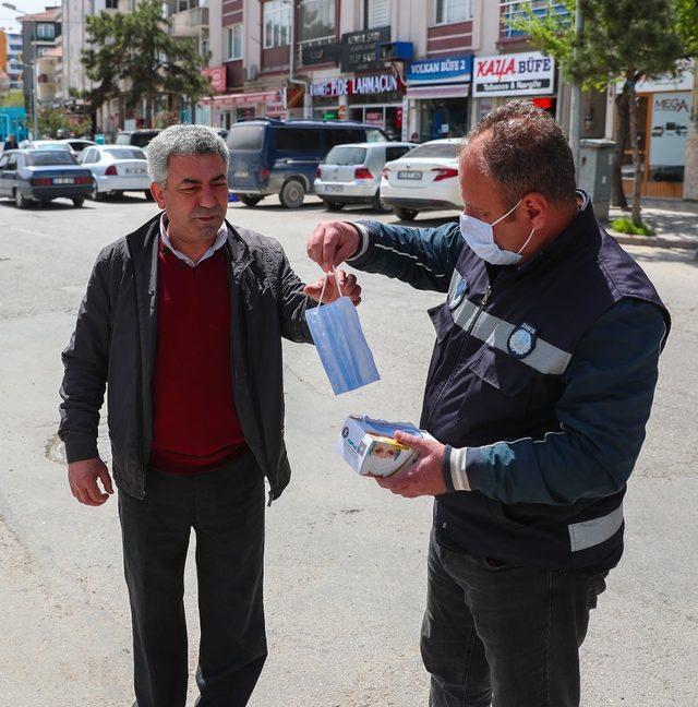 Zabıta ekipleri halka maske dağıtıyor