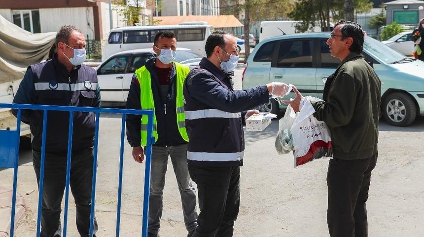 Zabıta ekipleri halka maske dağıtıyor