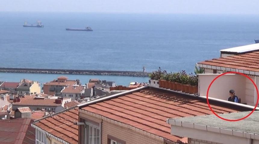 Sokağa &ccedil;ıkamayınca deniz manzaralı balkonda g&uuml;neşin tadını &ccedil;ıkardı