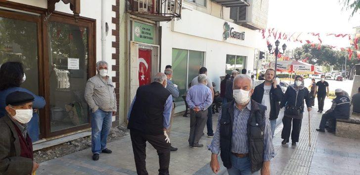 4 gün sonra banka ve PTT şubelerinde uzun kuyruklar oluştu G3