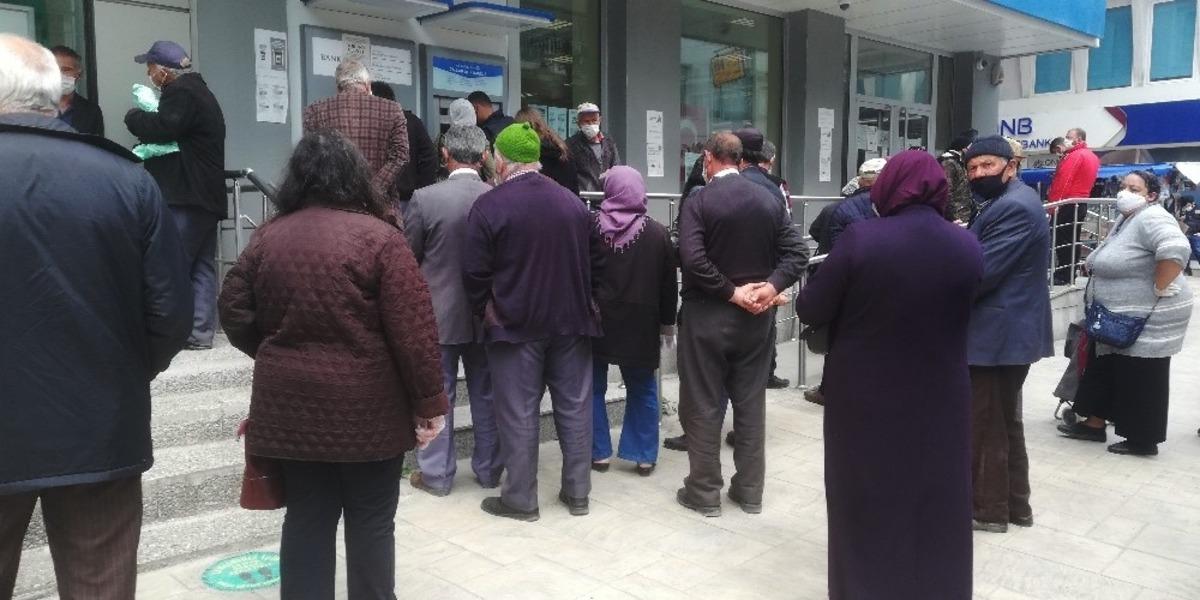 Sokağa &ccedil;ıkma yasağı sona erdi, vatandaş yine bildiğini okudu