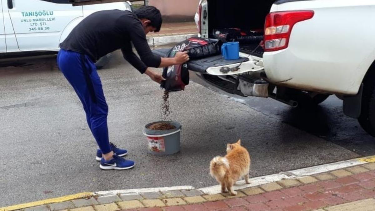 Sokağa &ccedil;ıkma kısıtlamasında can dostları unutulmadı