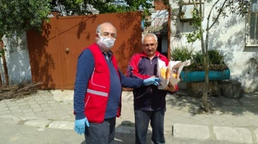 Kızılay kapı kapı ekmek dağıttı