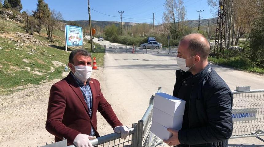 AK Parti İl Başkanı Karabıyık  karantina altındaki mahallenin muhtarından bilgi aldı