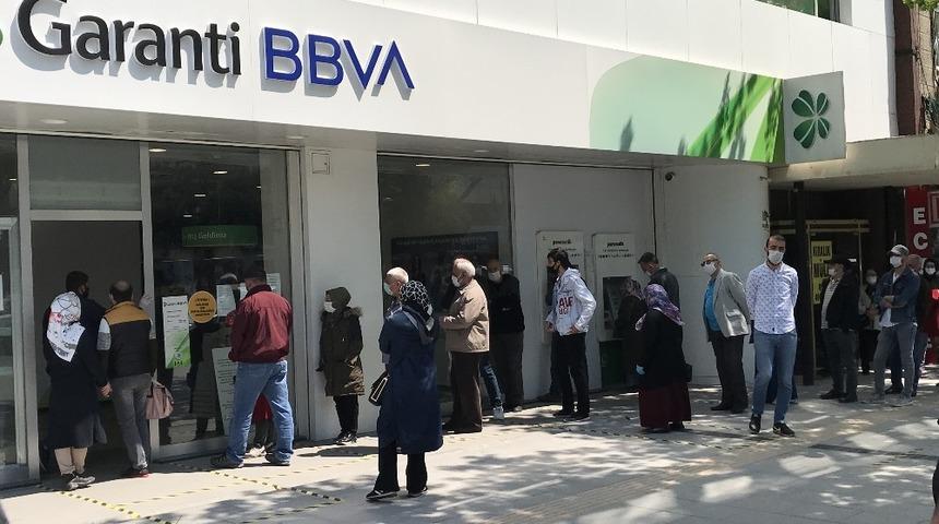 Sokağa &ccedil;ıkma kısıtlaması bitti, vatandaşlar dışarı akın etti