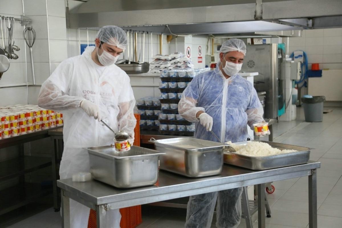 Odunpazarı Belediyesi&rsquo;nden ihtiya&ccedil; sahiplerine sıcak yemek ve erzak yardımı