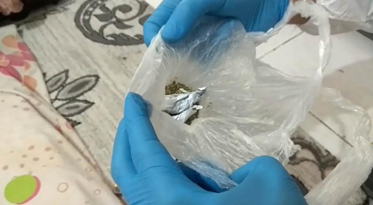 Uyuşturucuyla yakalandı kendisini, &lsquo;Karım &ccedil;ocuğa i&ccedil;iriyor&rsquo; diye savundu