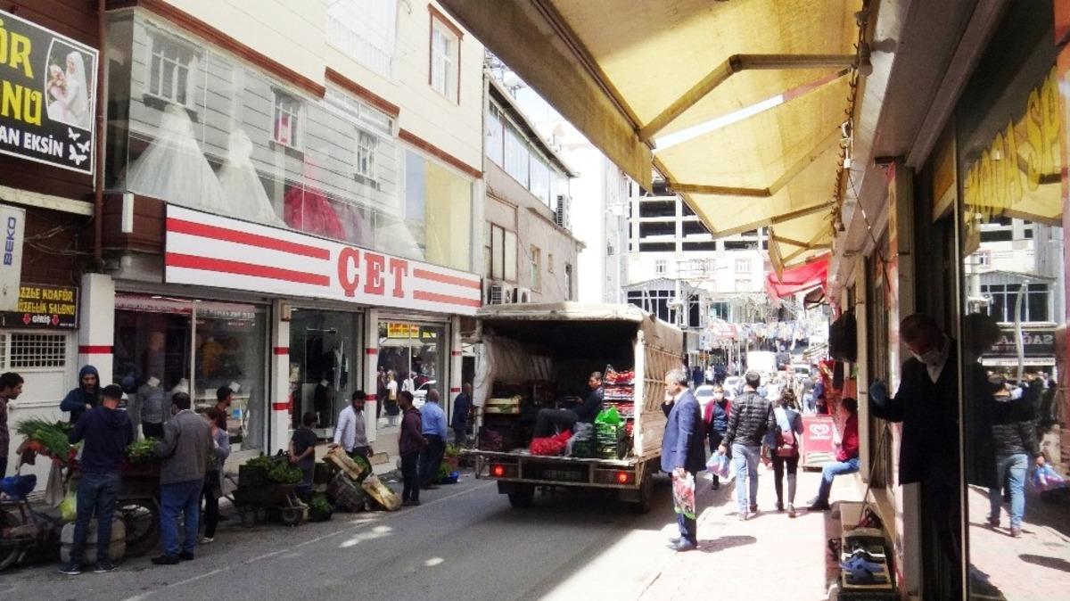 Silvan&rsquo;da kısıtlama kalktı, vatandaşlar alış verişe &ccedil;ıktı
