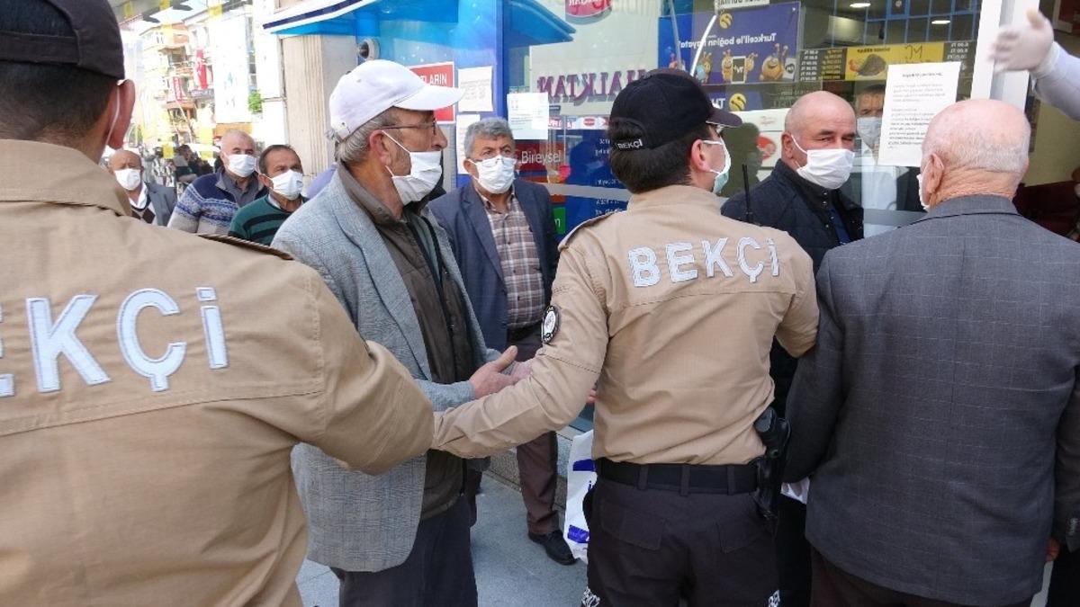 Sıra y&uuml;z&uuml;nden tartışmaya tutununca... Sosyal mesafeyi hi&ccedil;e saydılar! 