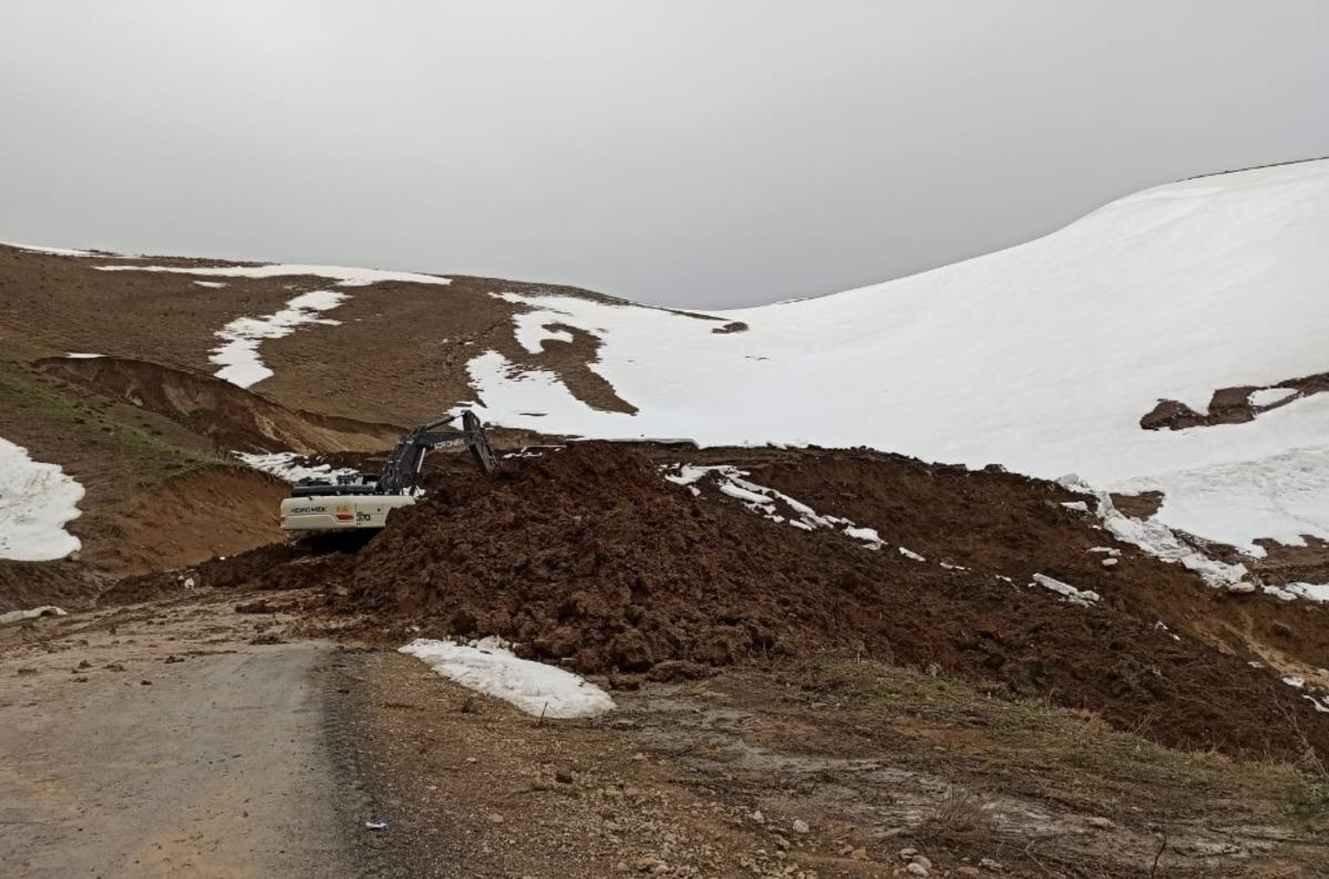 Heyelanın kapattığı yol tekrar ulaşıma a&ccedil;ıldı