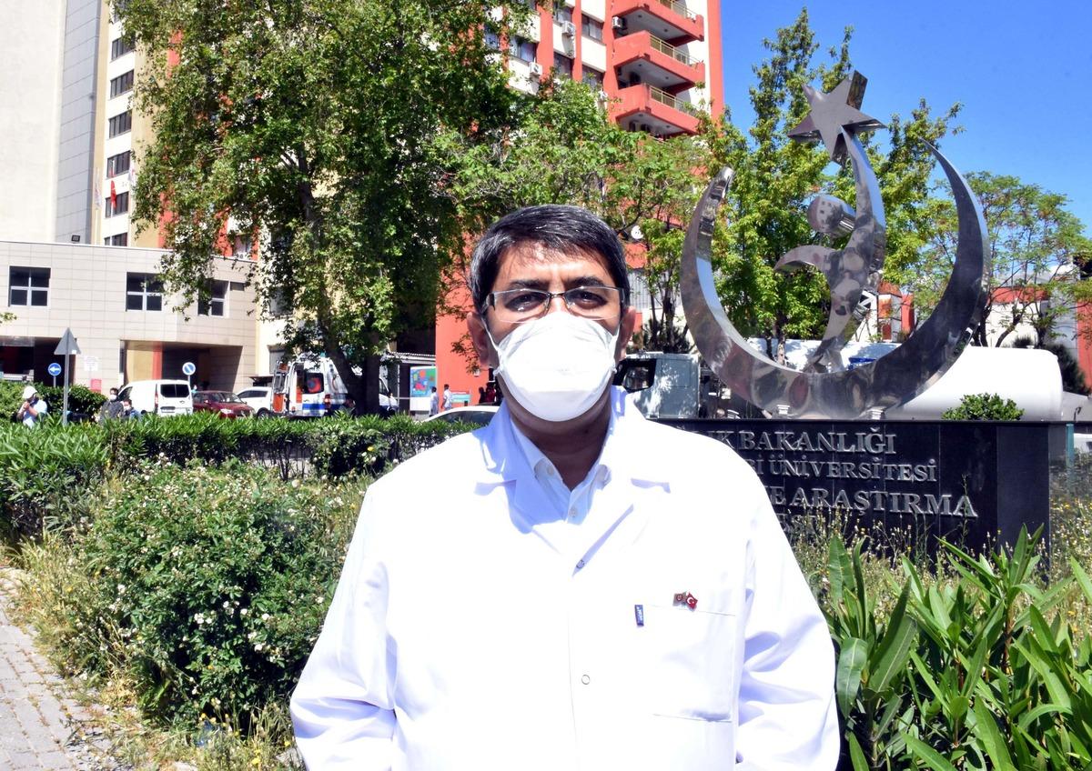 'Bu vir&uuml;s kendi kendine gezmiyor' Koronavir&uuml;s&uuml; yenen profes&ouml;r yaşadıklarını anlattı