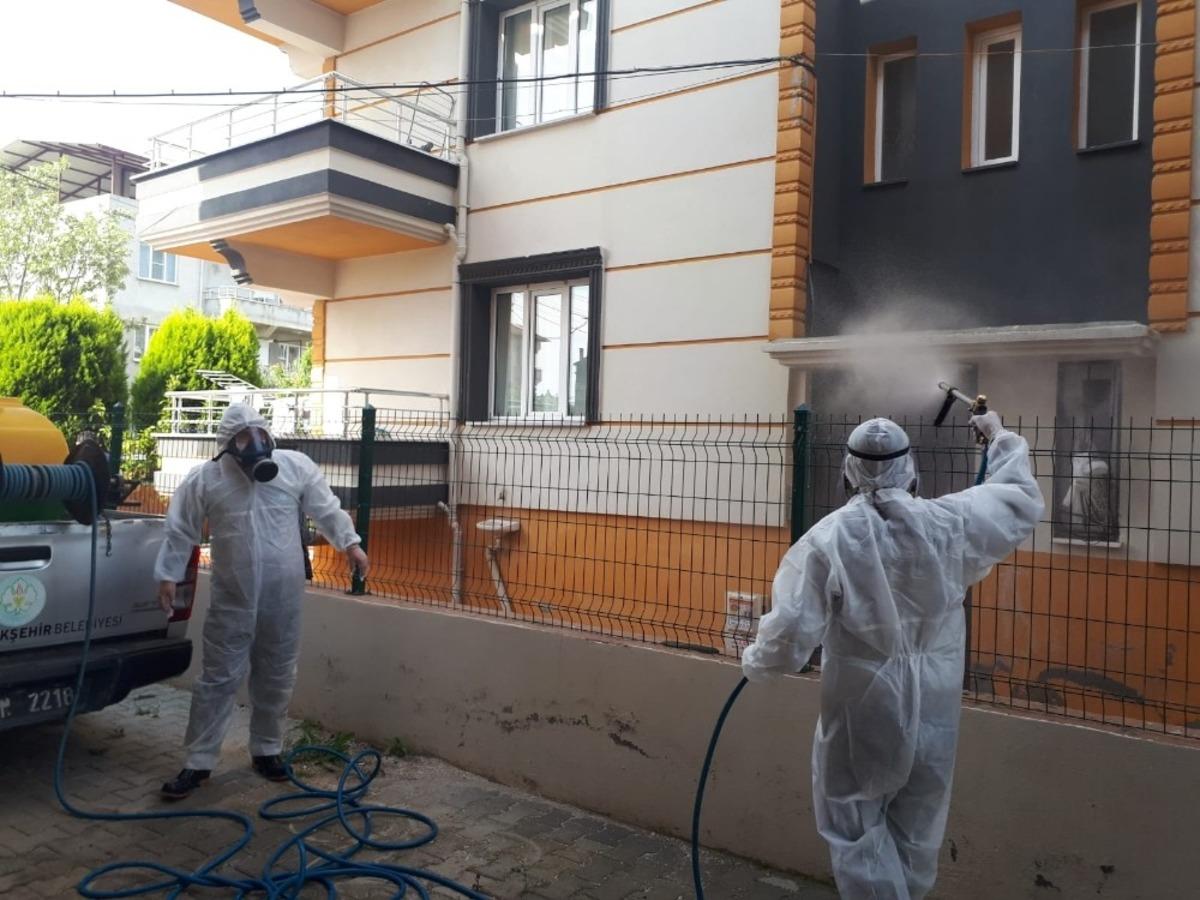 Karantinaya alınan binada dezenfekte &ccedil;alışması